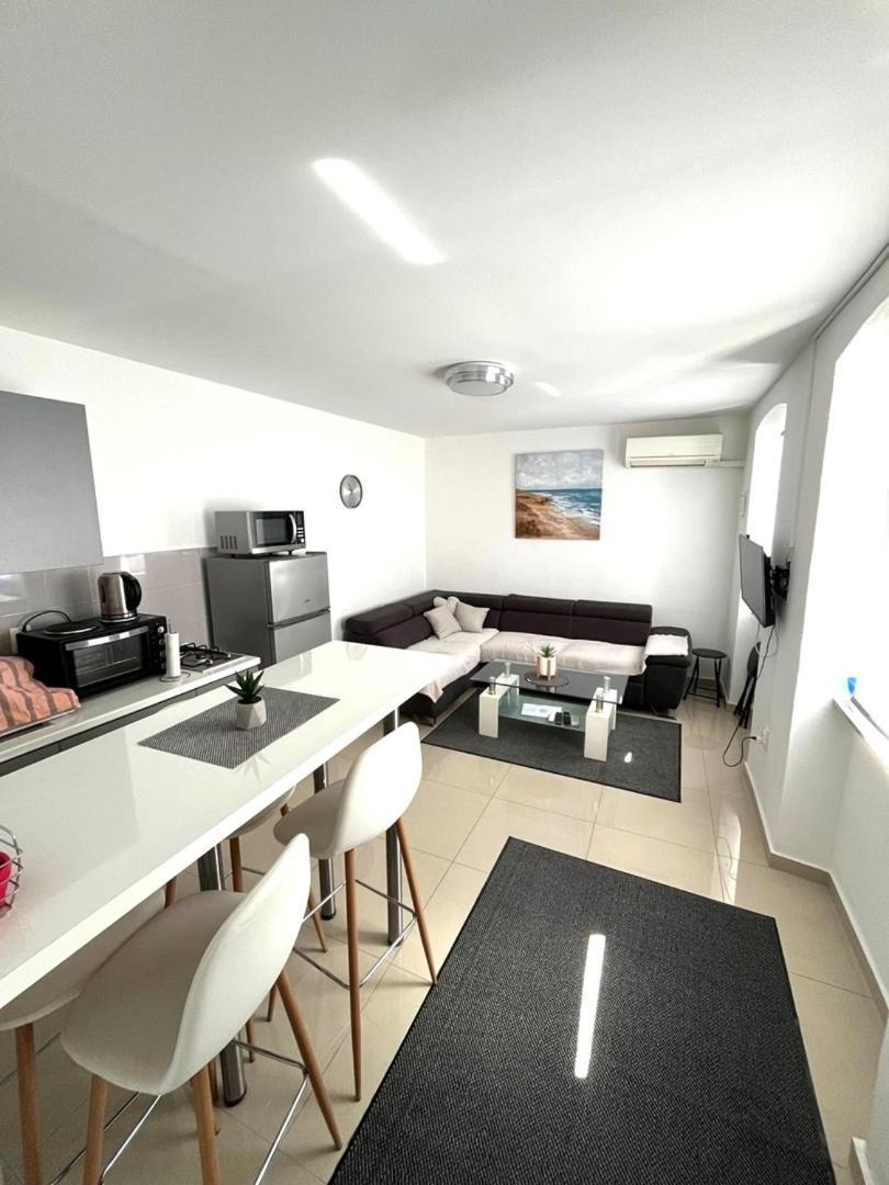 City Centre Apartment With Terrace 2 プーラ エクステリア 写真